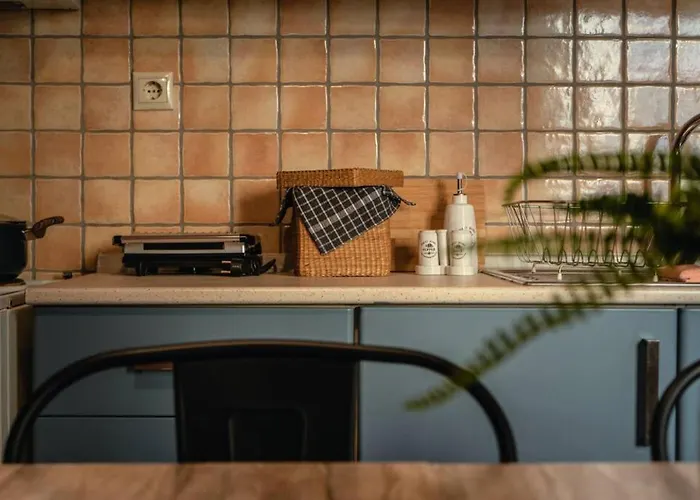 Aigli\'S Urban Lodge